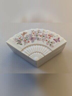 Vintage AVON Handcrafted Porcelain Trinket Made In Japan 1980. New Trinket.